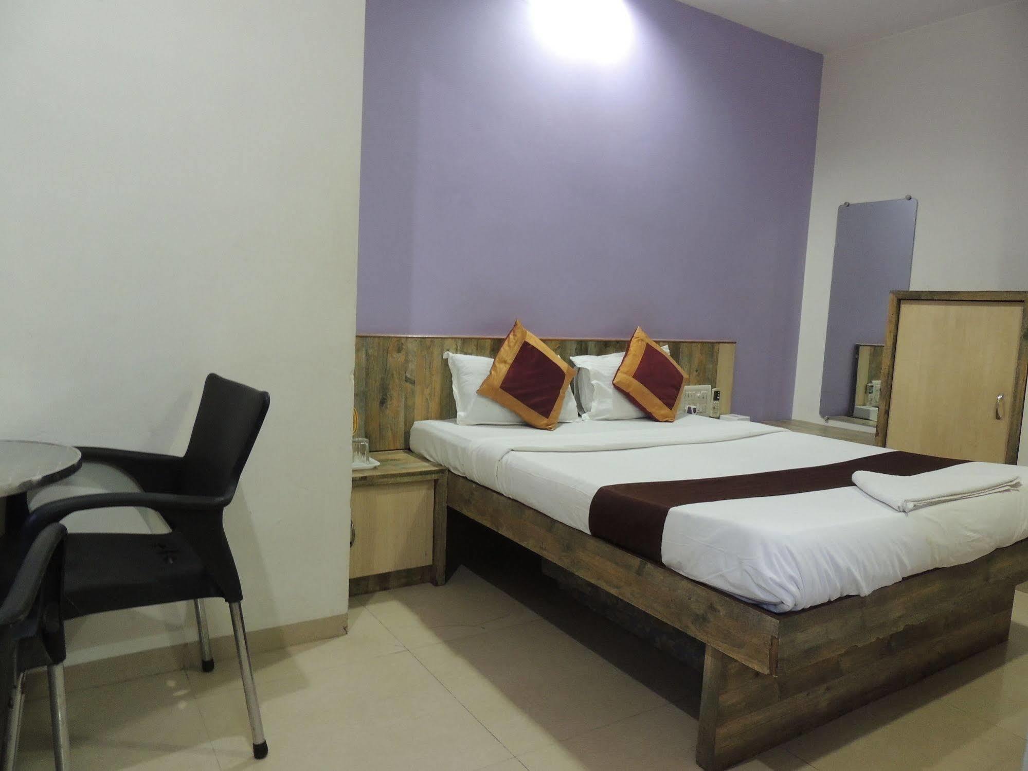 Fabhotel Galaxy Suite Мумбай Екстериор снимка