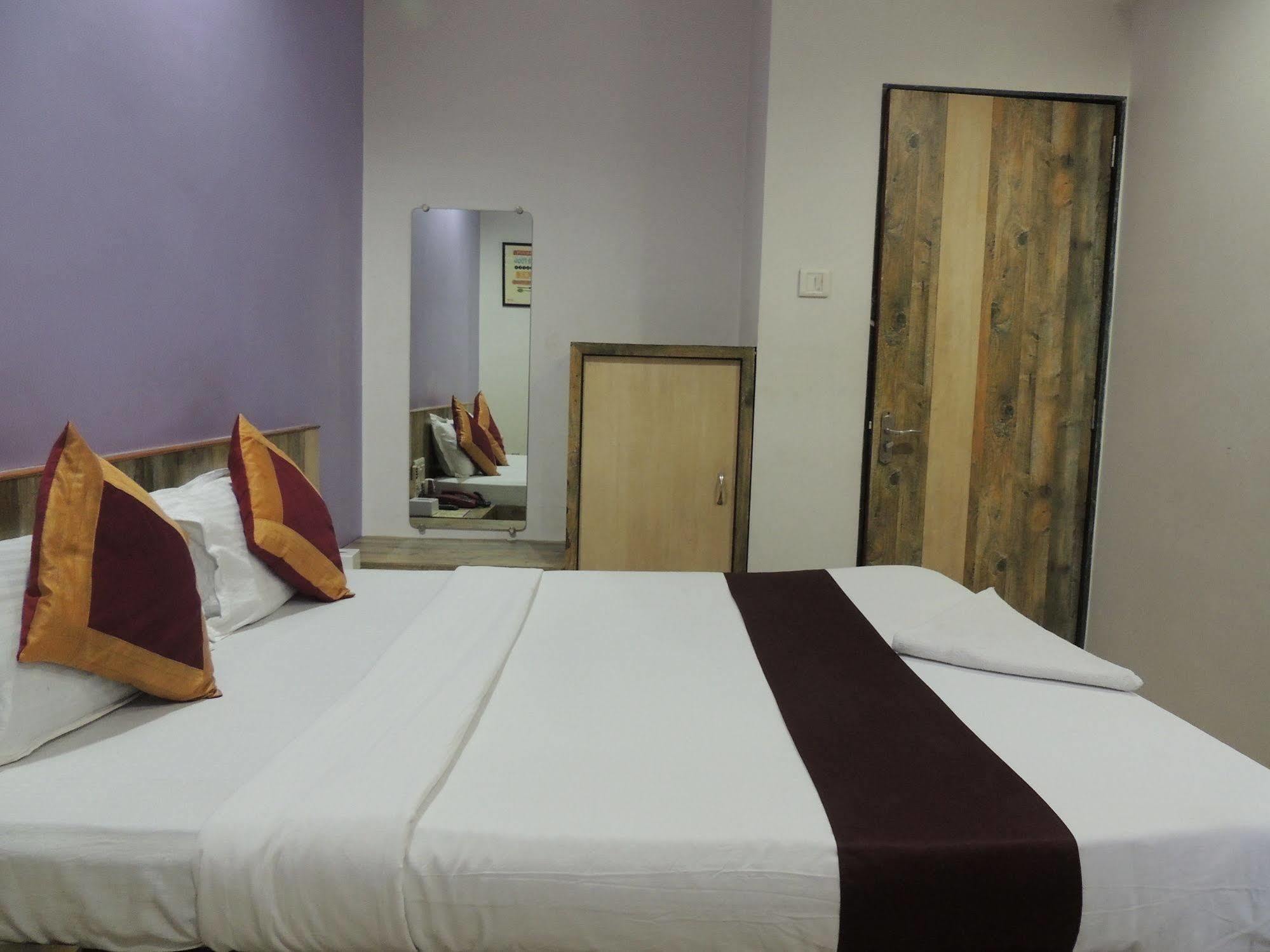 Fabhotel Galaxy Suite Мумбай Екстериор снимка